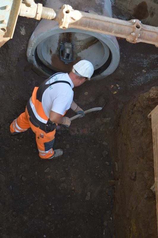 worker using pipe laser